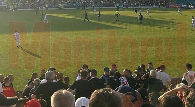 Replica suporterilor interzişi pe stadion după meciul Oţelul - U Cluj