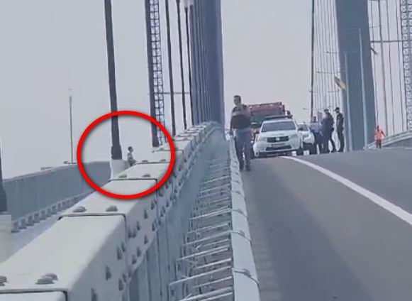 VIDEO: Tentativă de sinucidere pe Podul suspendat de la Brăila (UPDATE)