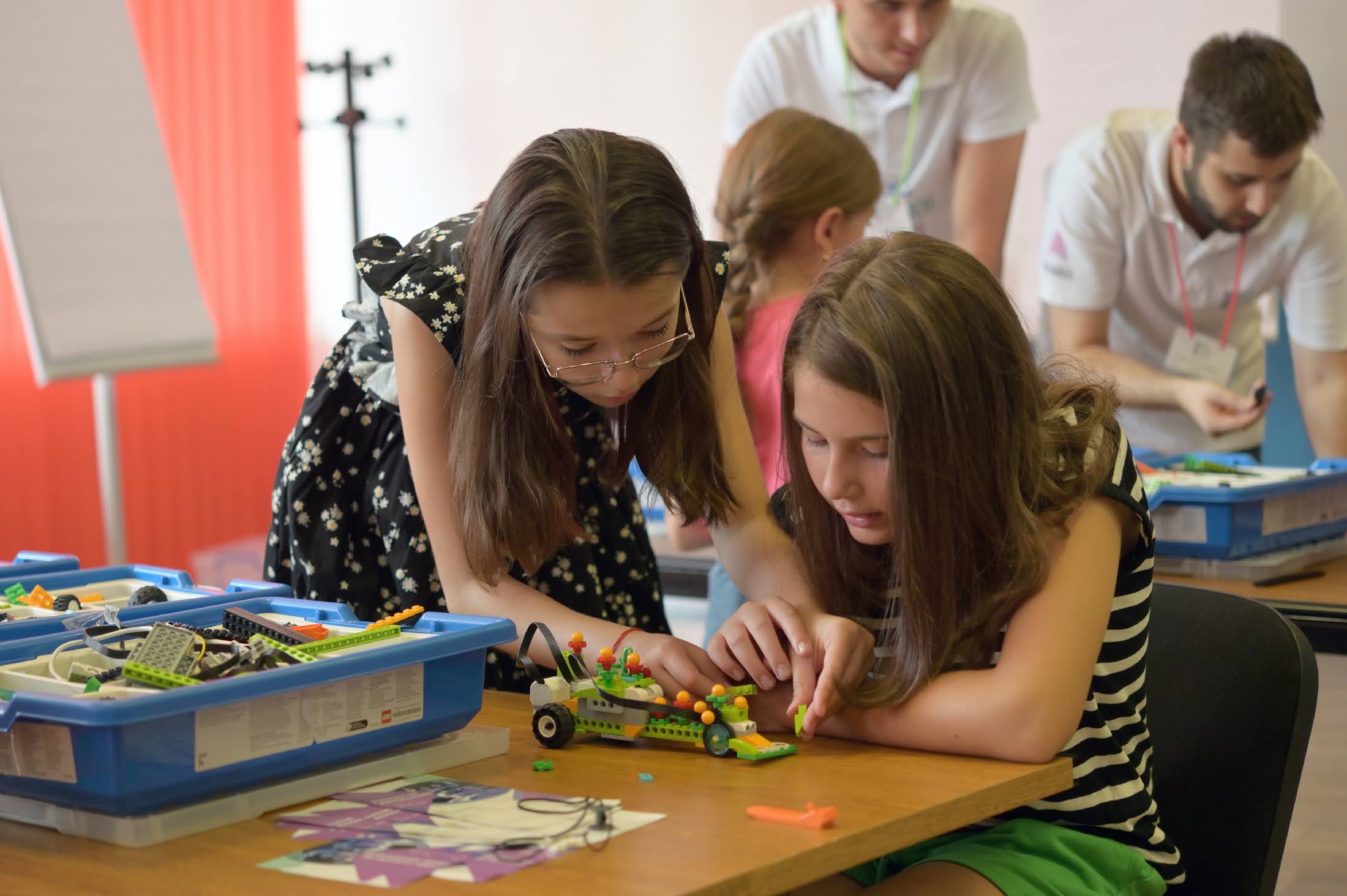 Clubul de Robotică de la LIBERTY Galaţi, un succes! Proiectul continuă şi în 2024 (FOTO)