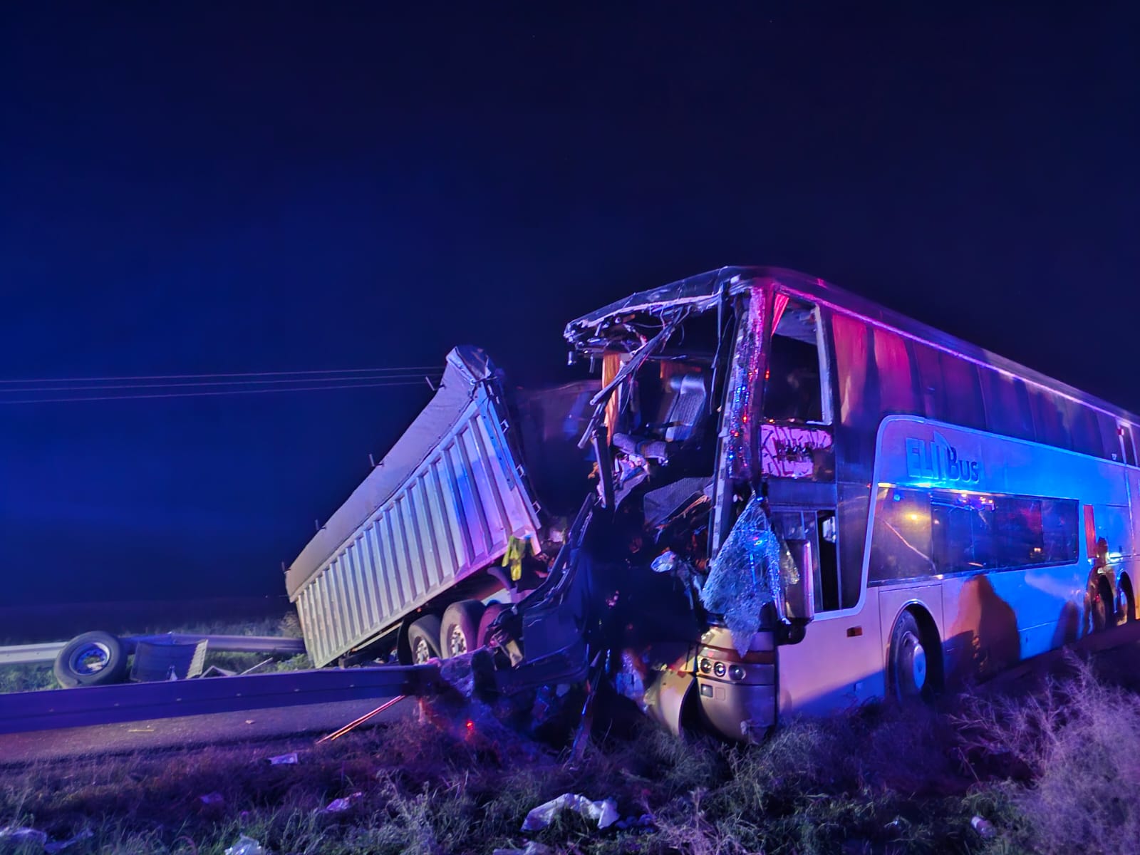 FOTO/VIDEO: Accident cu 22 de victime. Un autocar a intrat într-un tir, în localitatea Bărăganu, jud. Brăila