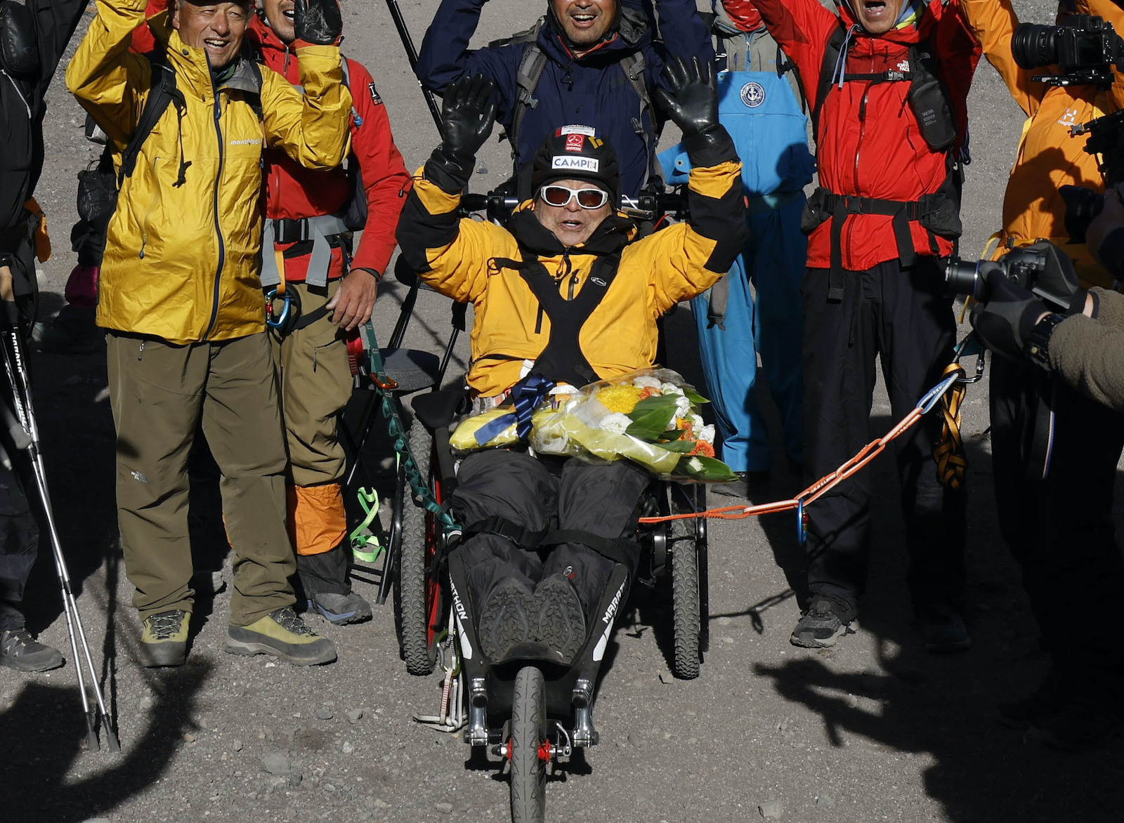 Un alpinist de 90 de ani a reuşit să ajungă pe vârful Muntelui Fuji în scaun cu rotile