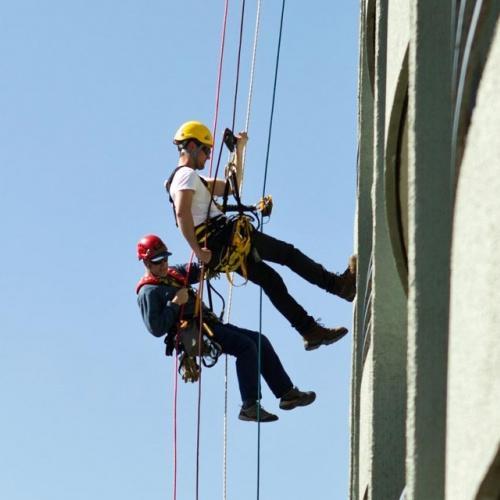 Un alpinist utilitar din Galaţi, în pericol să cadă de la etajul 11 din cauza unui locatar 