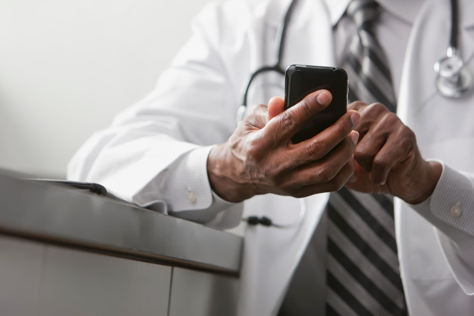 Medic amendat usturător pentru că a filmat o pacientă şi a postat imaginile pe Facebook