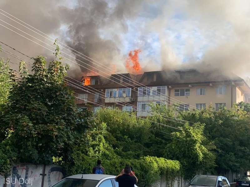 VIDEO Dolj: Incendiu la mai multe blocuri de locuinţe în Craiova