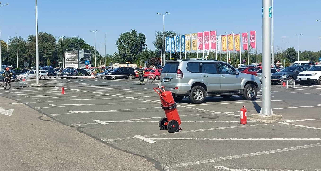Video: Pericol de explozie la Promenada Mall de la o maşină cu GPL care scăpa gaze