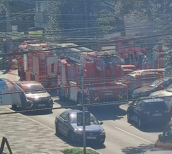 Panică în Ţiglina! O persoană ameninţă ca se aruncă de la etaj (UPDATE)