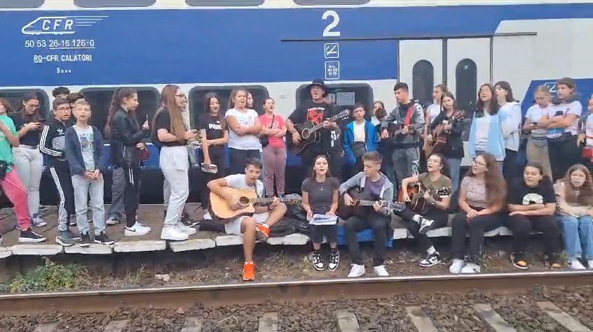 Grevă CFR pe acorduri de chitară la Galați (VIDEO)