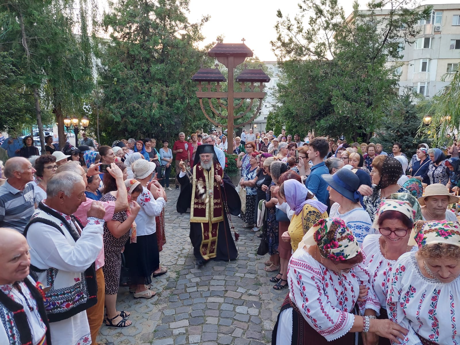 FOTO: Procesiune cu Sfânta Cruce în municipiul Galaţi