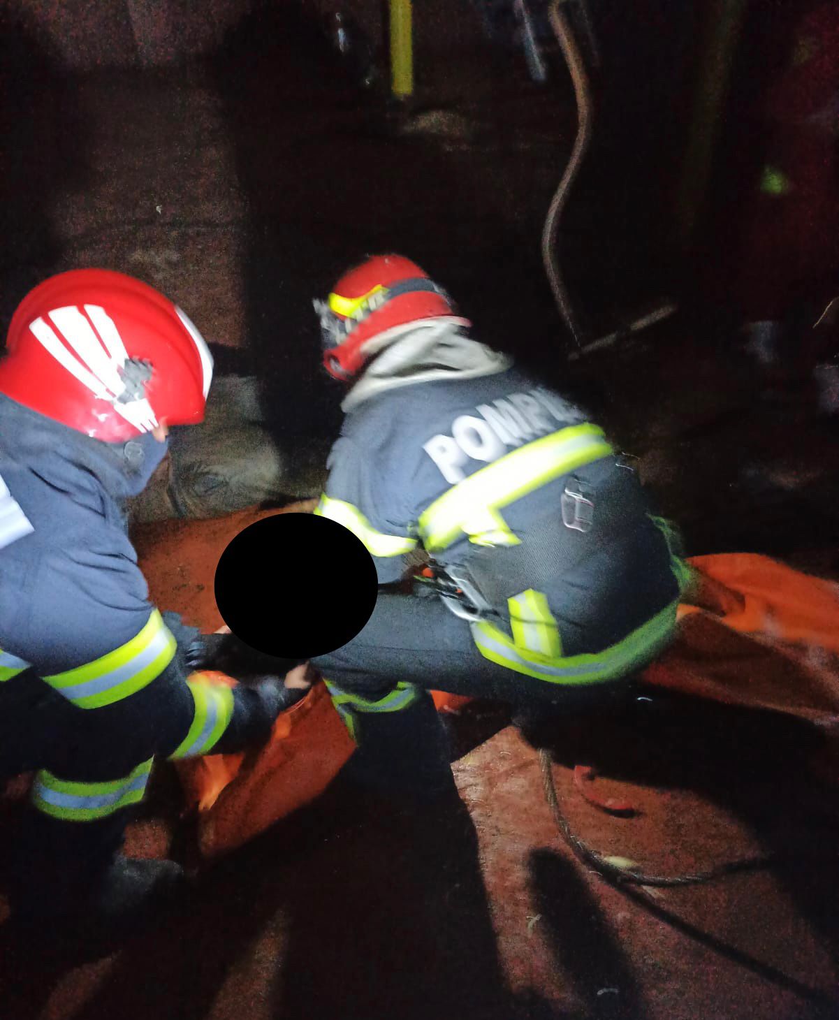 Intervenție pe Dunăre pentru extragerea a 6 marinari dintr-un buncăr al unei nave (FOTO)