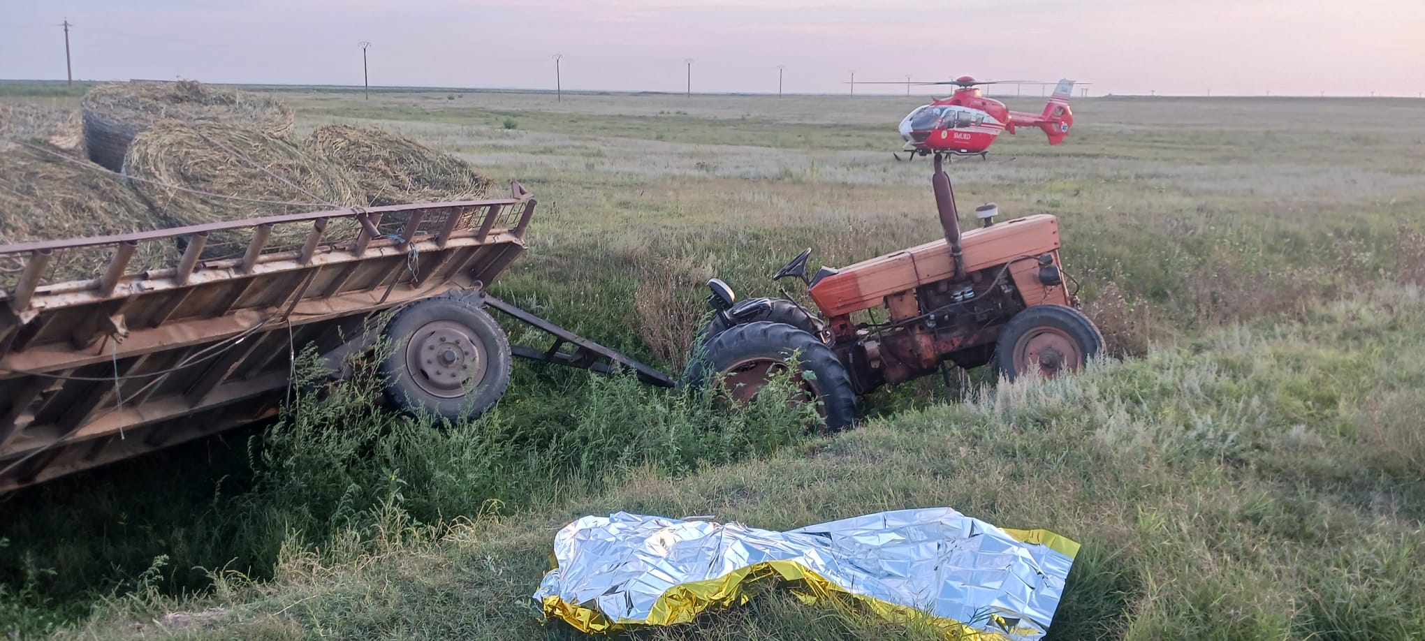 VIDEO: Bărbat strivit de o remorcă cu baloți, la Brăila
