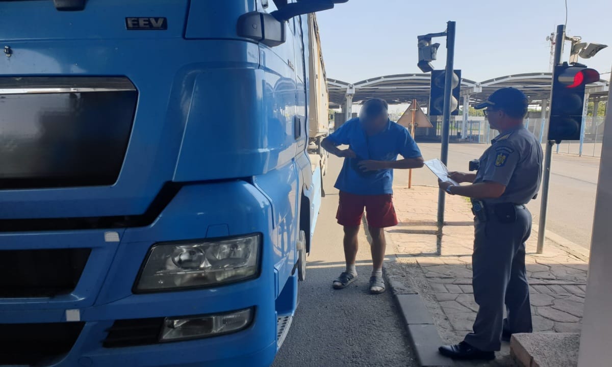 Galaţi: Şoferi ucraineni găsiţi cu atestate de competenţă profesională false