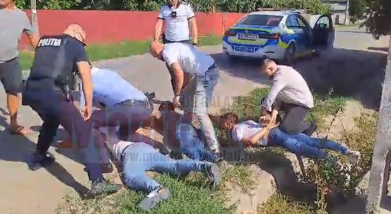 VIDEO: Încătuşaţi în plină stradă după ce au cerut bani ca să returneze un telefon găsit