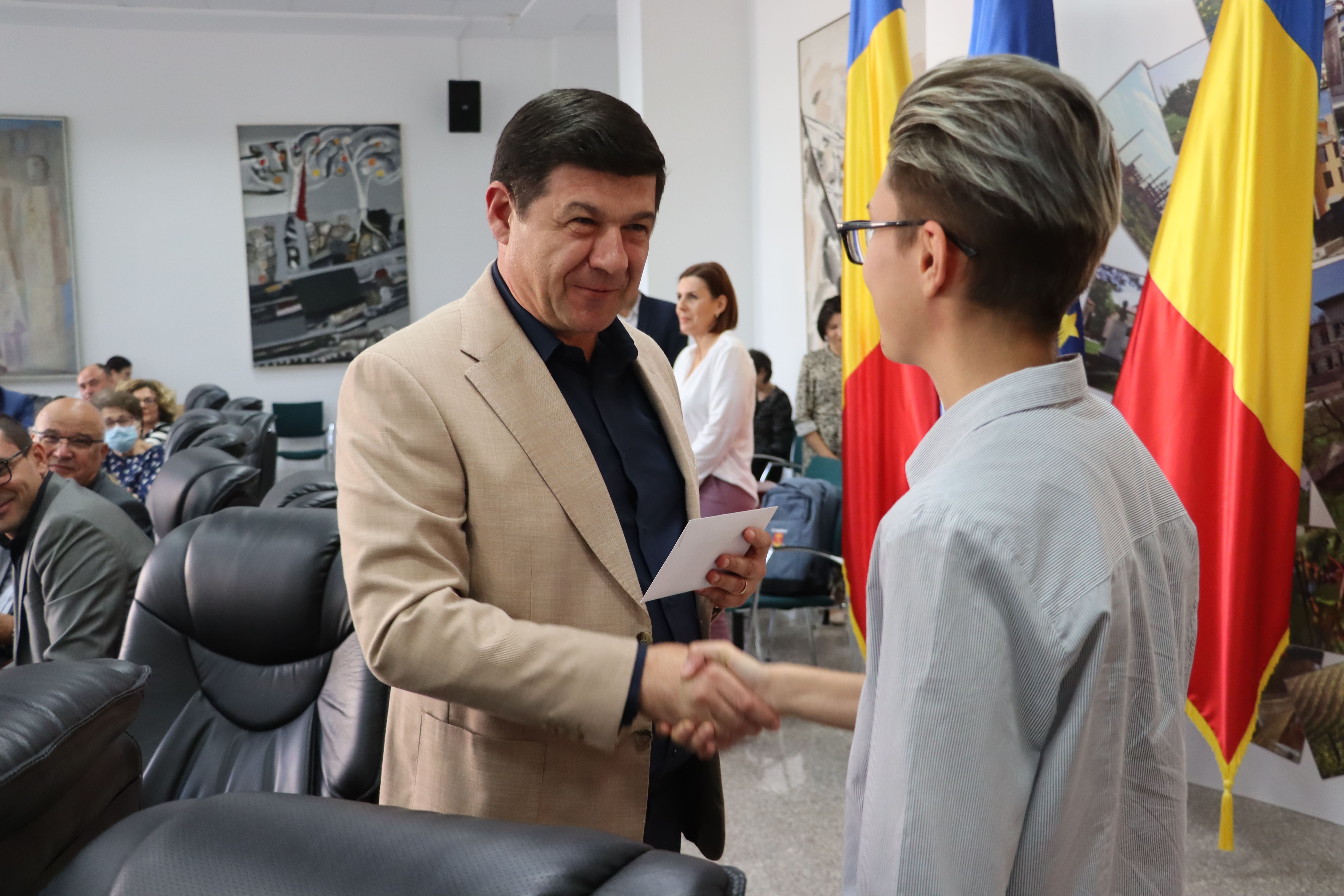 Tineri aflaţi în grija Protecţiei Copilului Galaţi admişi la facultăţi de prestigiu din ţară