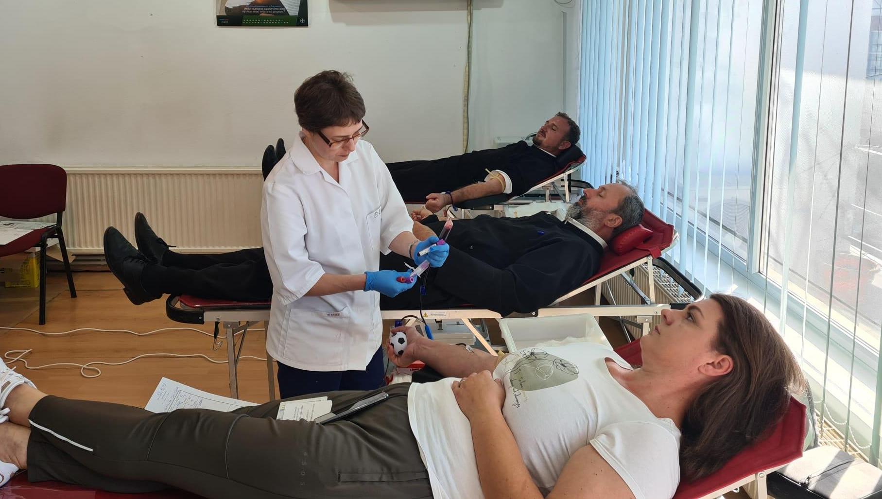 FOTO: Preoţi şi credincioşi din Tecuci au donat sânge pentru cei aflaţi în suferinţă