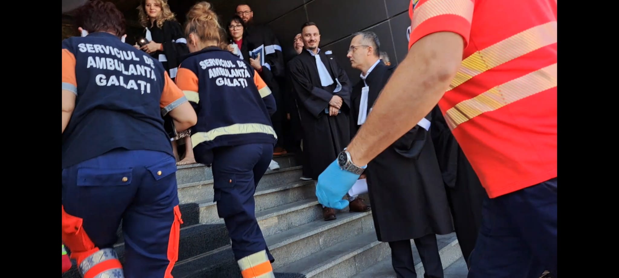 FOTO/VIDEO: Protest al avocaţilor din Galaţi, cu ambulanţa la scară
