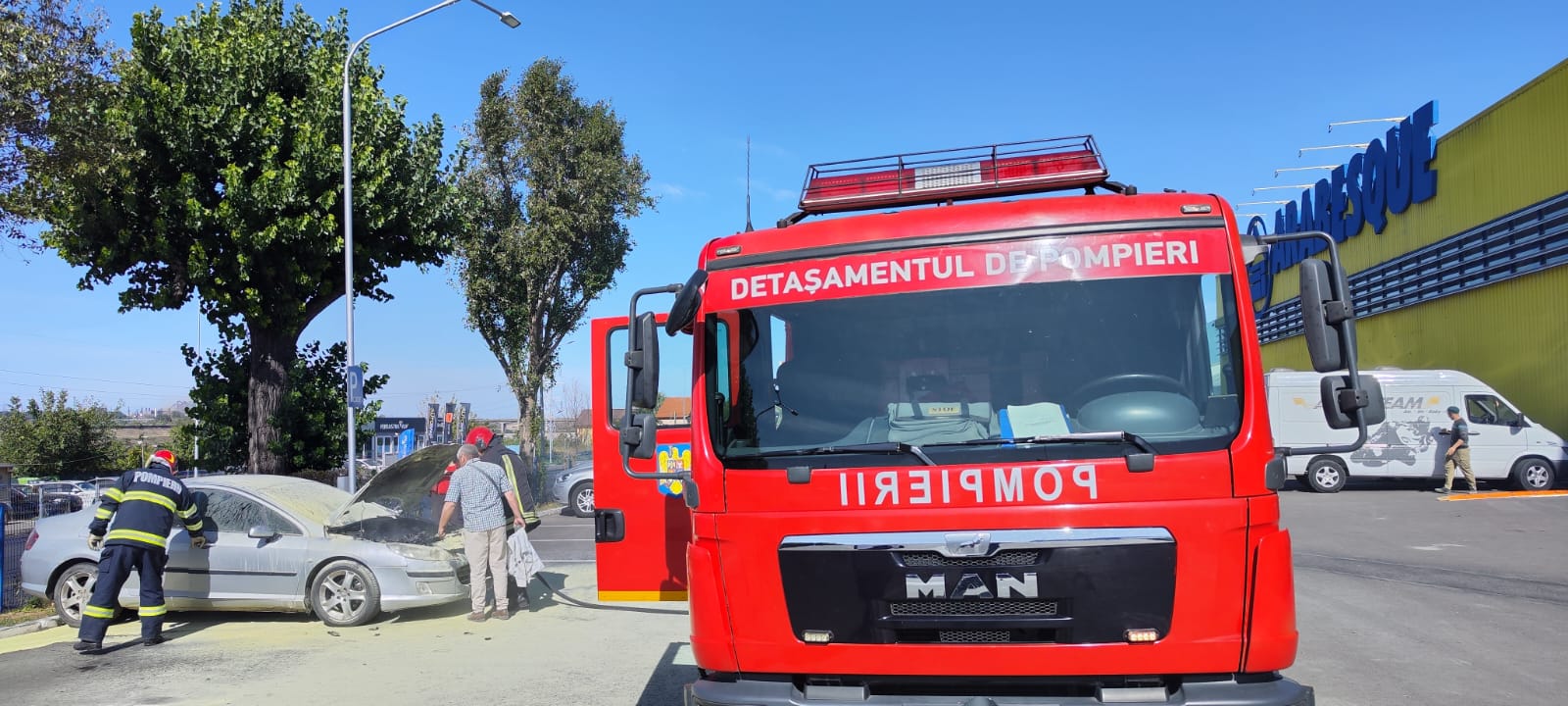 FOTO: Incendiu la un magazin de materiale de construcţii din Galaţi