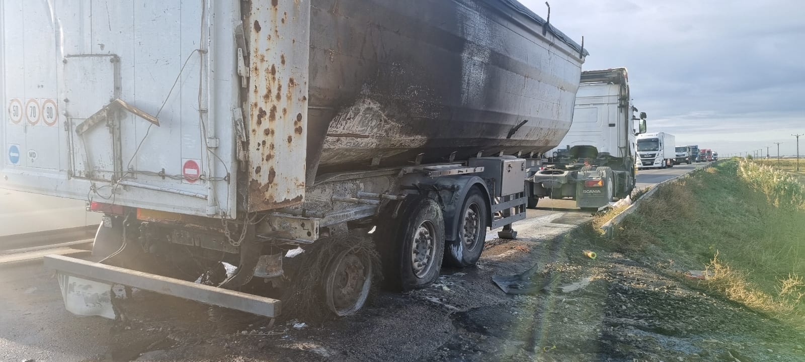UPDATE: Trafic greoi între Baldovineşti şi Şendreni. Un tir a luat foc (FOTO)