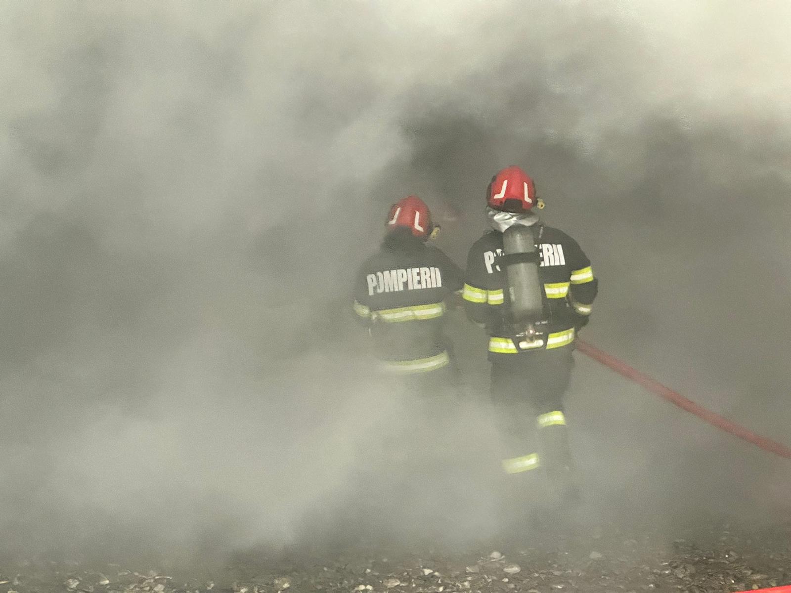 Incendiu puternic la Vasile Alecsandri! Pompierii s-au deplasat de urgenţă (FOTO)