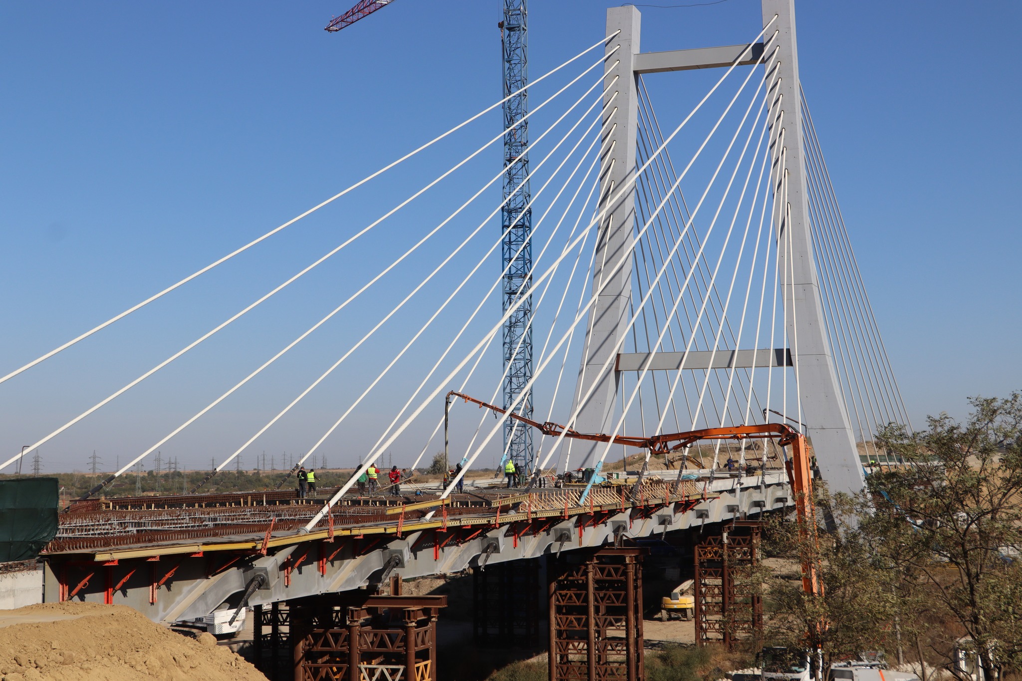 VIDEO: Lucrări "cu greutate" la podul hobanat. Costel Fotea: «Mai rămâne o singură etapă!»