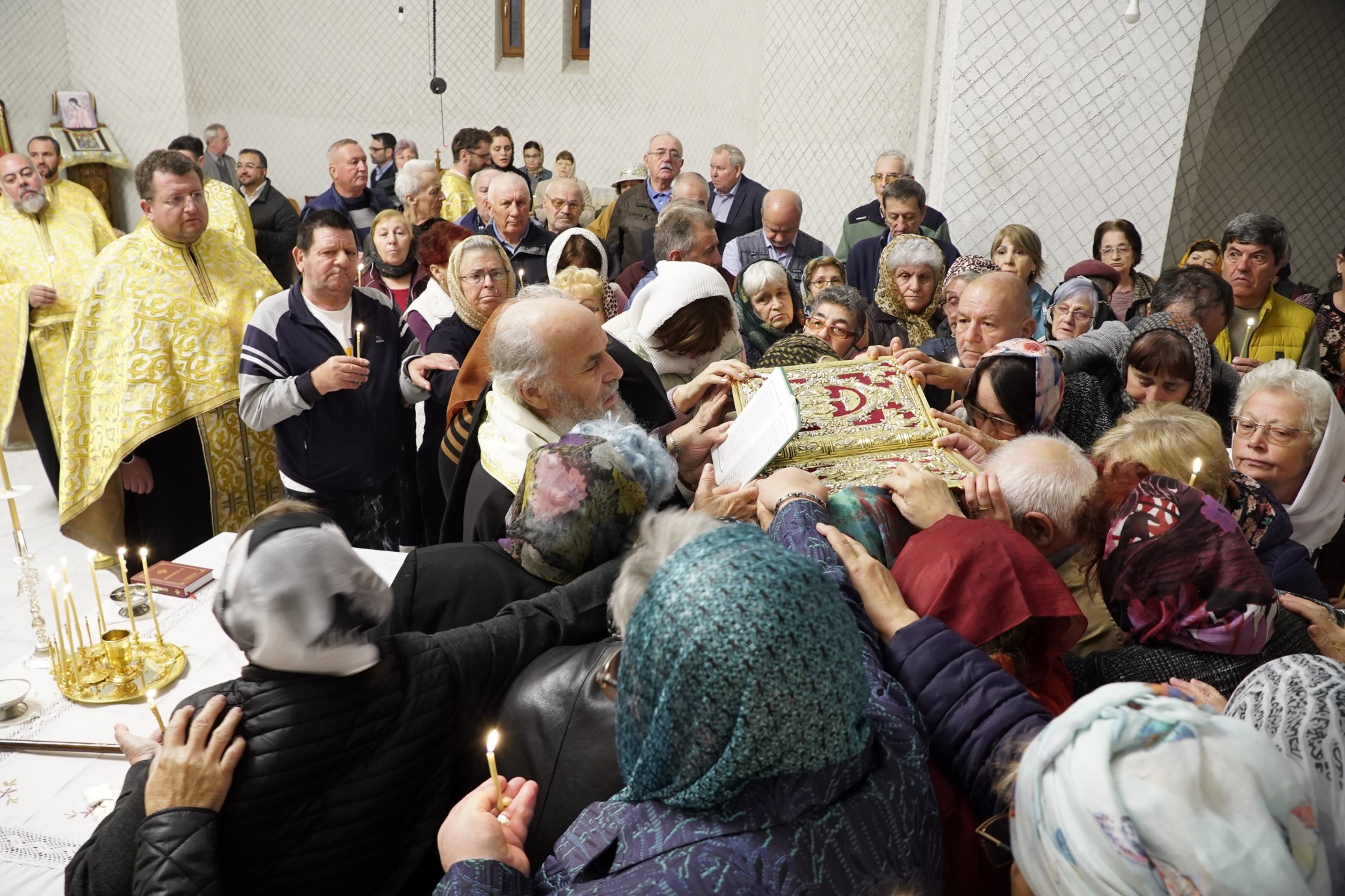 FOTO: Gălăţenii şi-au arătat dragostea faţă de Sfânta de la Iaşi