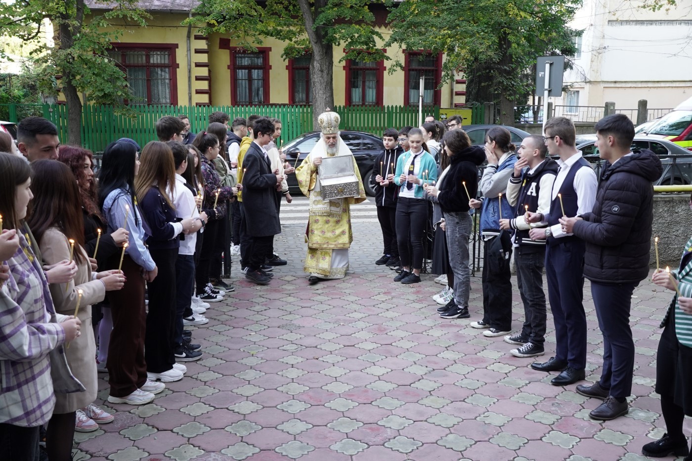 Galaţi: Elevi şi credincioşi s-au închinat la racla cu o părticică din moaştele Sf. Apostol Andrei (FOTO)