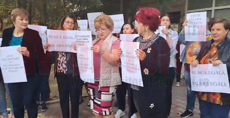 VIDEO: Protest spontan al salariaţilor de la Casa de Pensii Galaţi