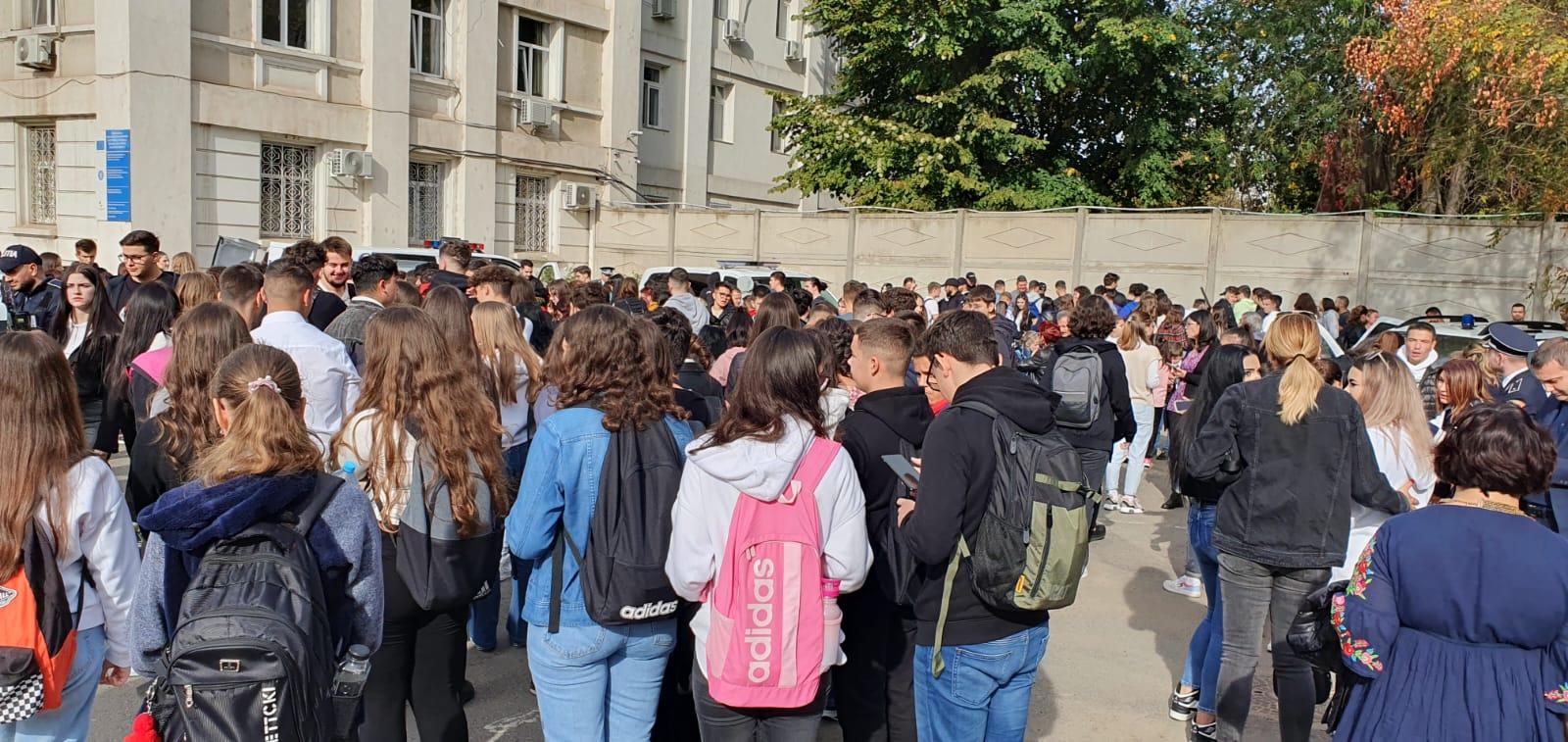 FOTO/VIDEO: Porţi deschise la Poliţia Galaţi! Elevi şi preşcolari au aflat despre cum pot deveni poliţişti