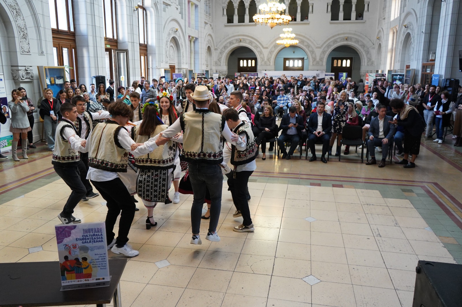 FOTO: Sărbătoare multiculturală în holul Universităţii „Dunărea de Jos” din Galaţi