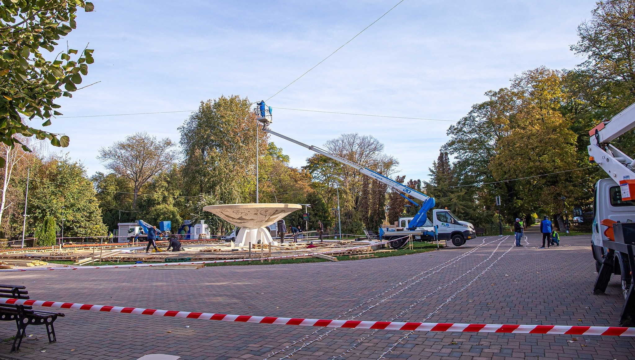 Patinoar şi roată panoramică! Grădina Publică, centrul distracţiei de sărbători din Galaţi (FOTO)