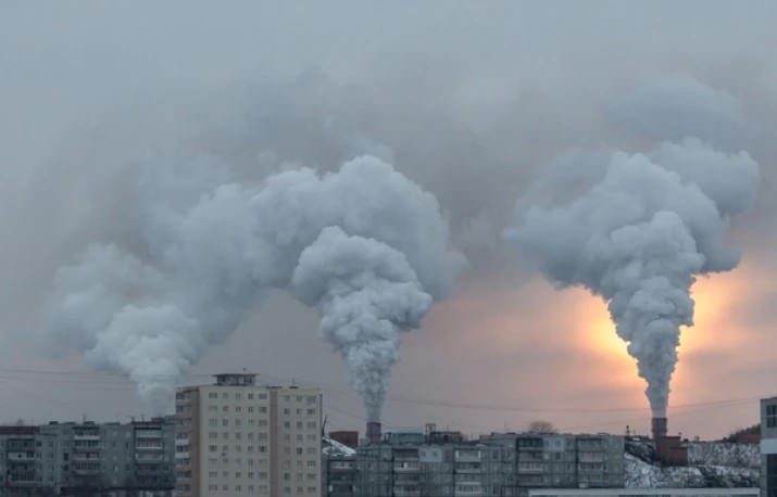 Şcoli închise şi muncă de la domiciliu din cauza poluării atmosferice