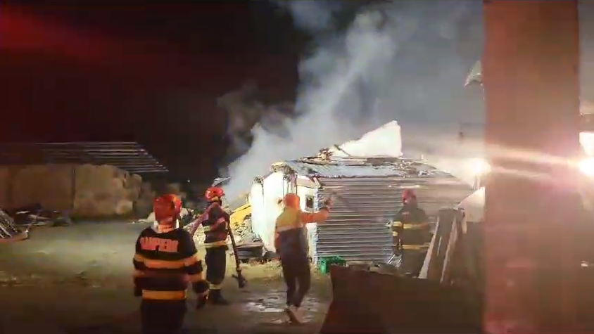 VIDEO: Incendiu major la o fermă din Grădiştea, Brăila