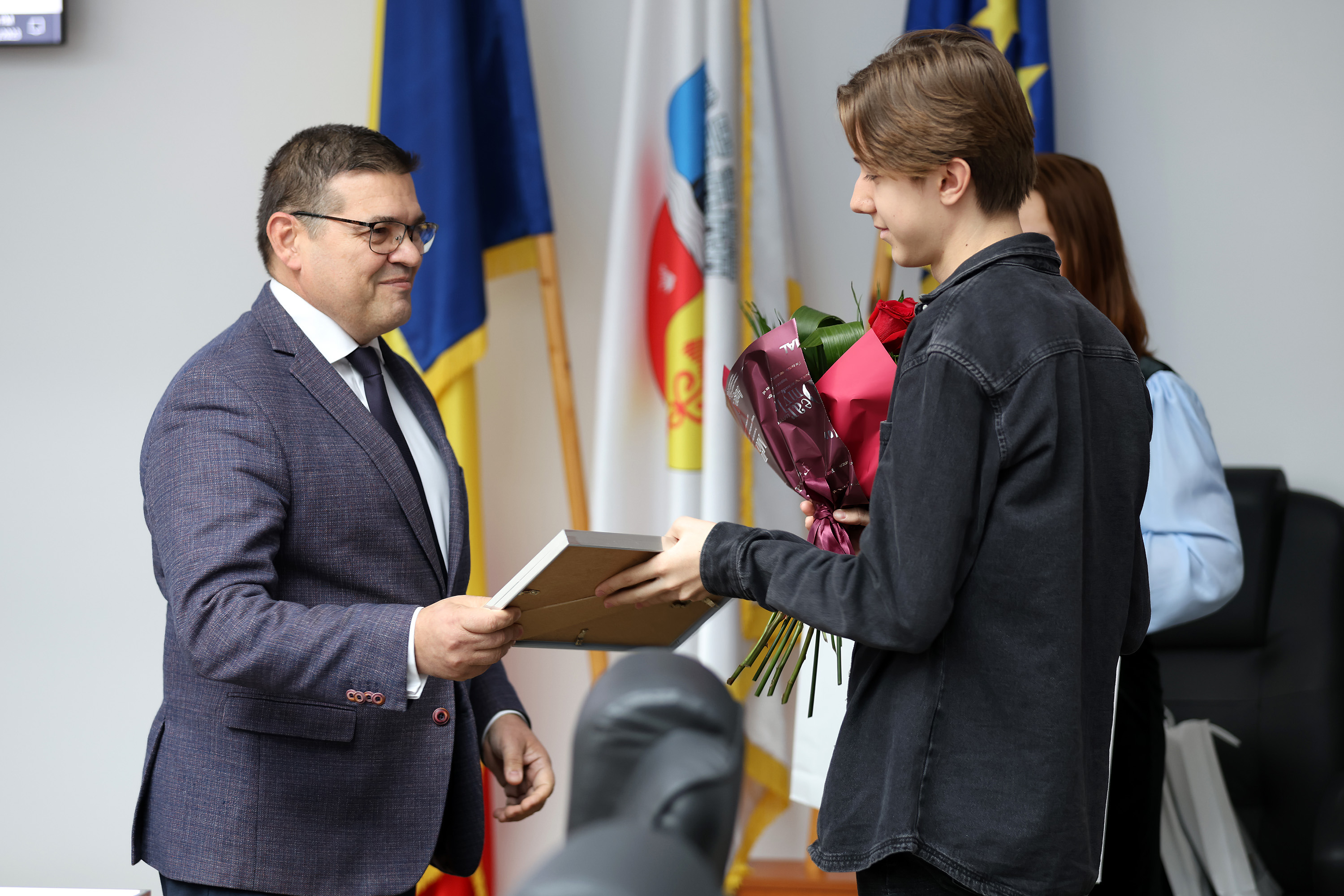 FOTO: Elevii de 10 ai Galaţiului, premiaţi în şedinţa Consiliului Local