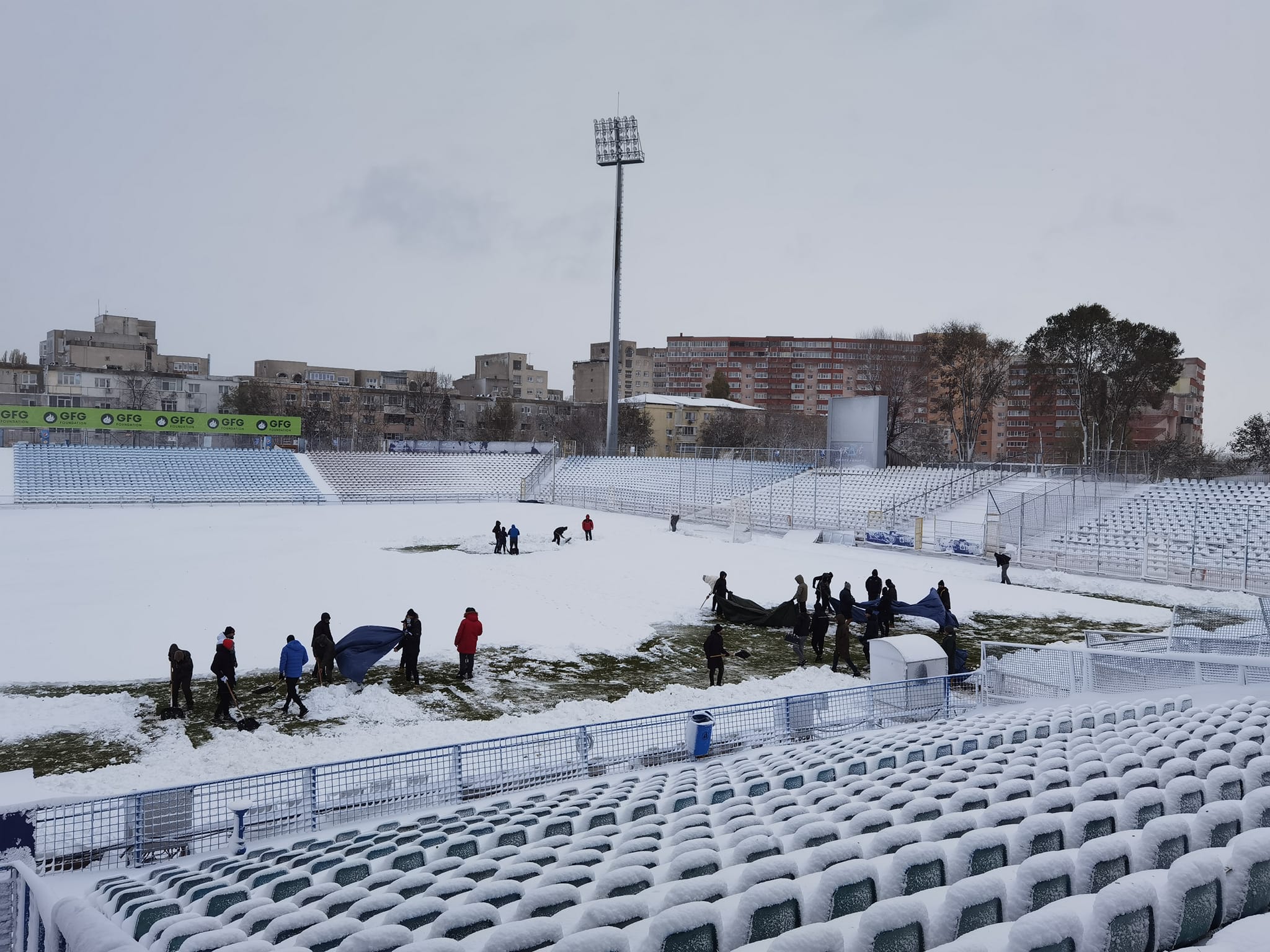 Mobilizare la stadionul Oţelul! Suporterii vin să ajute la îndepărtarea zăpezii pentru meciul cu Craiova