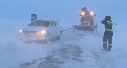 VIDEO: Mașini blocate între Scânteiești și Băleni