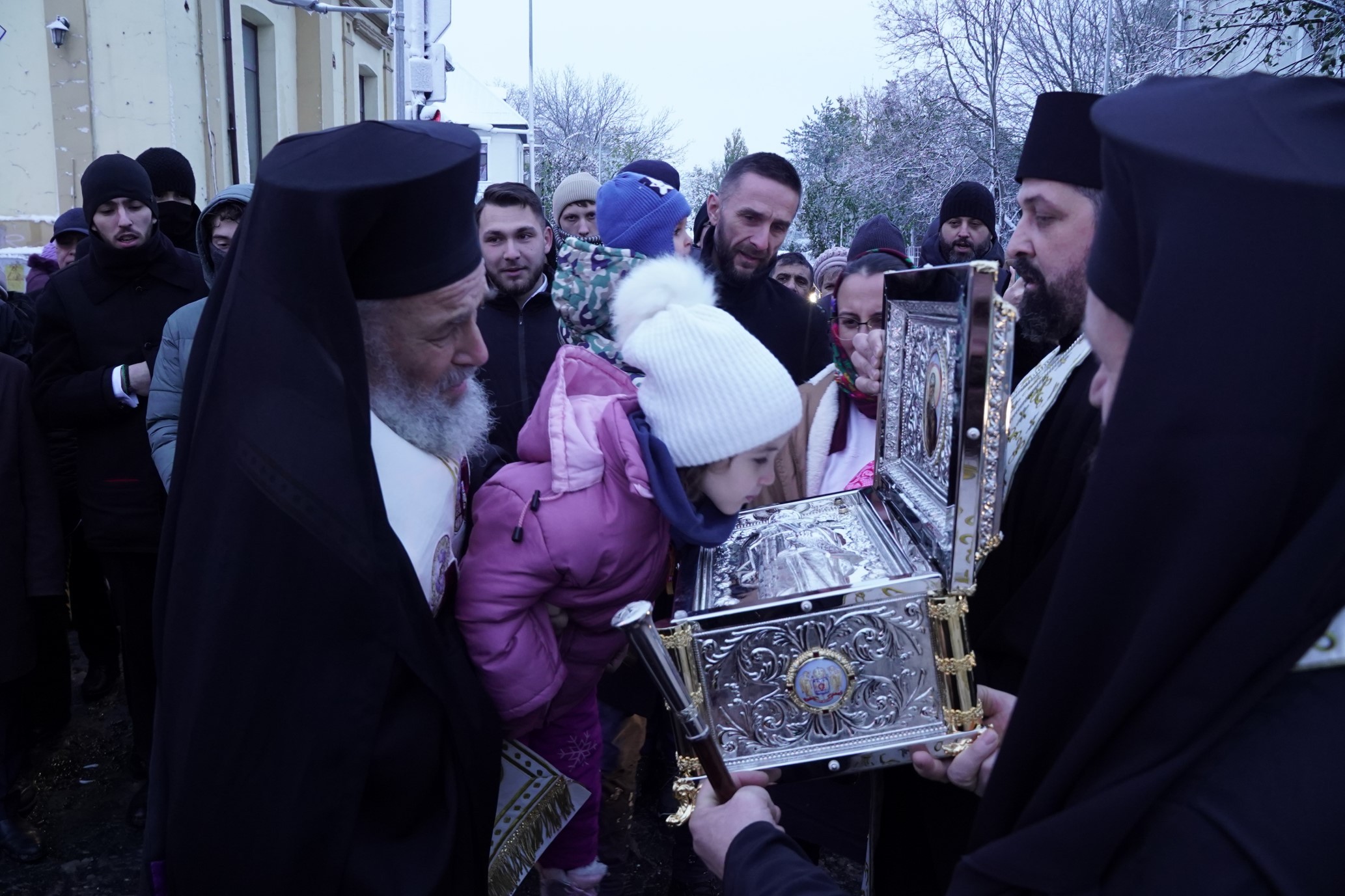 FOTO: Procesiune pe Calea Domnească, în sunet de cântări bisericeşti şi mireasmă de tămâie