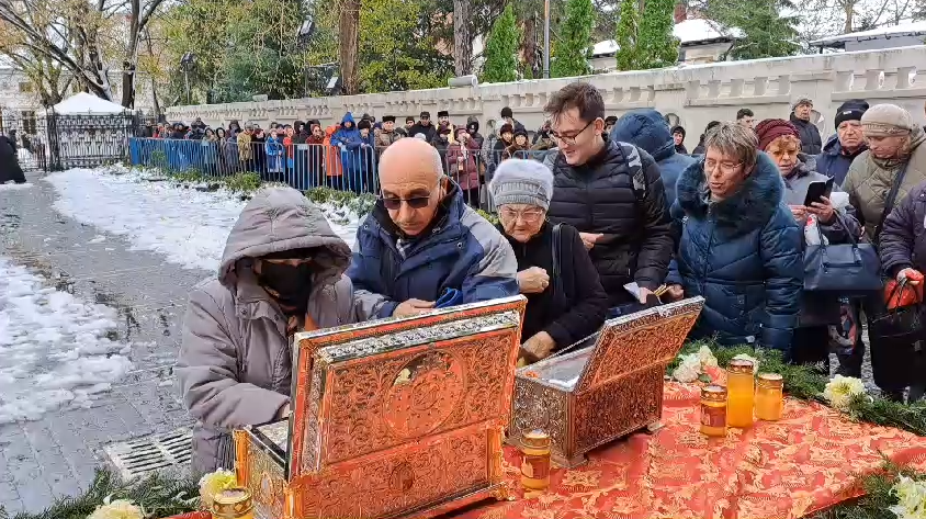 VIDEO: Coadă la moaște în Galați