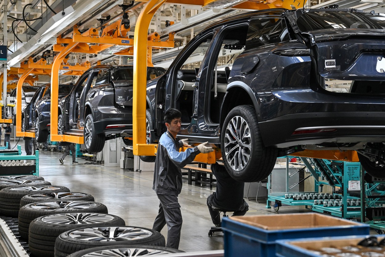Producătorul auto chinez Nio va înlocui o treime dintre angajaţi cu roboţi şi AI până în 2027