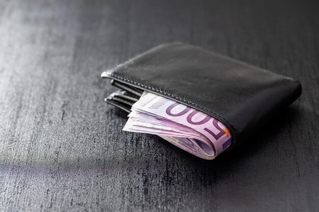 O adolescentă de 16 ani a găsit un portofel cu 7.000 de euro şi l-a predat poliţiei, în Germania