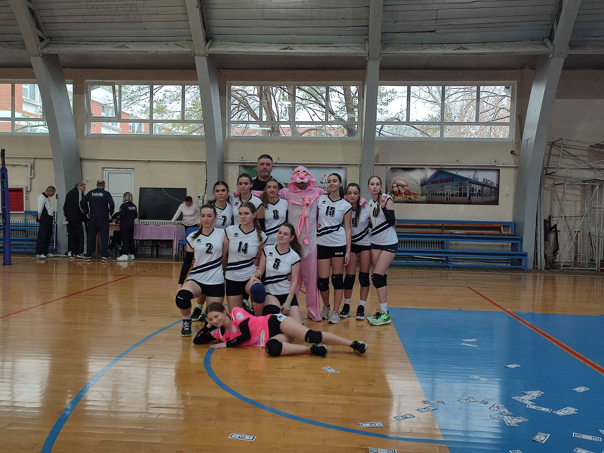 „Panterele roz” de la CSŞ şi „leii” de la CSŞ Arcada au câştigat dramatic după tie-break