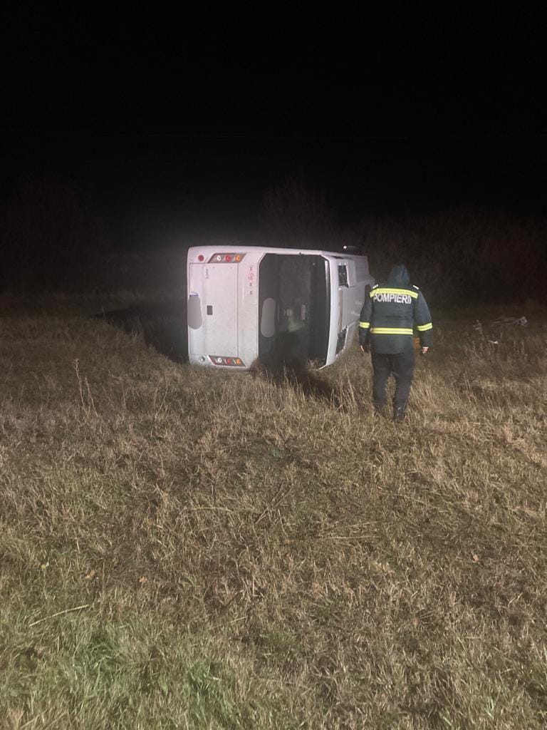 UPDATE: Microbuz răsturnat la Tudor Vladimirescu. O femeie a murit (FOTO)