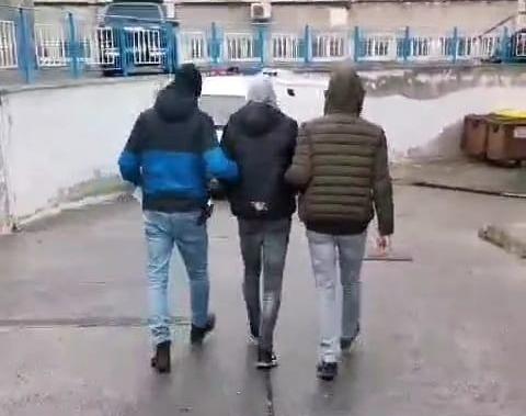 VIDEO: Tânără bătută şi tâlhărită pe stradă de un brăilean de 16 ani