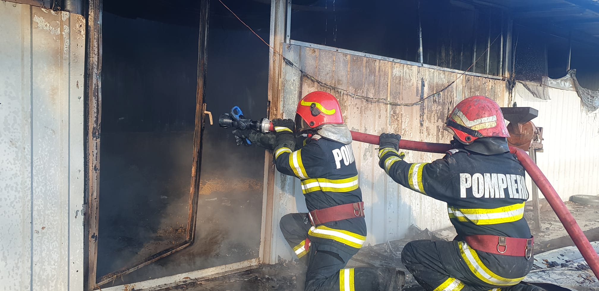 VIDEO: Incendiu puternic la Lieşti! O hală de producţie ţevi metalice distrusă de flăcări