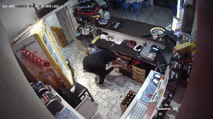 VIDEO: Jaf la un bar din Galaţi surprins de camere