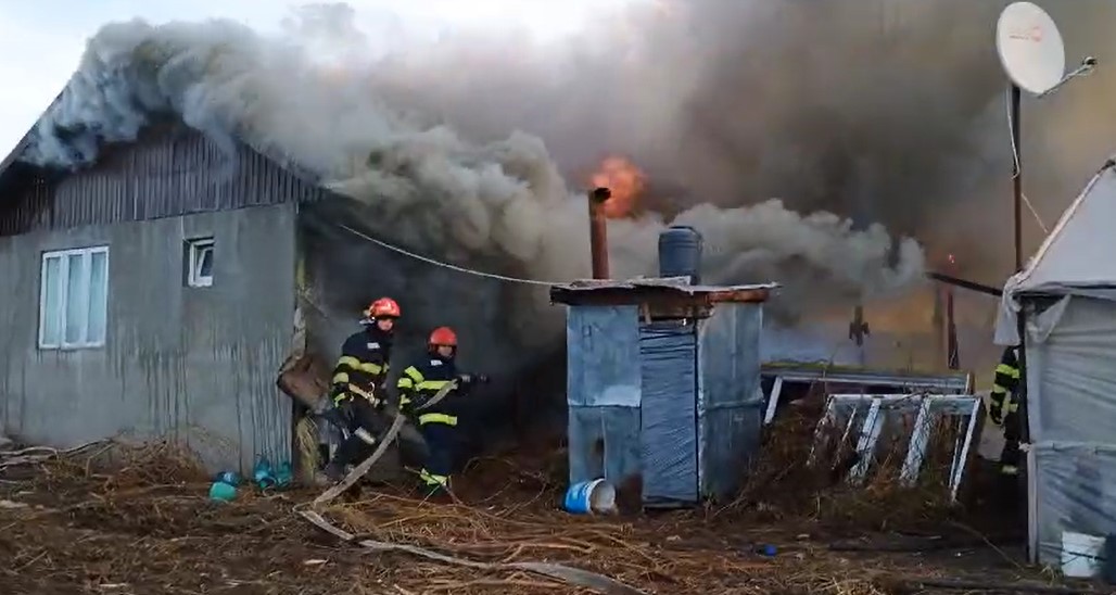 VIDEO: Casă în flăcări, la Matca