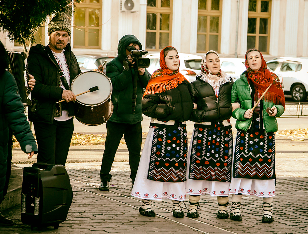 Galaţi: Sărbătoarea datinilor de Crăciun şi Anul Nou, respect pentru credinţă şi speranţă pentru anul ce vine - GALERIE FOTO