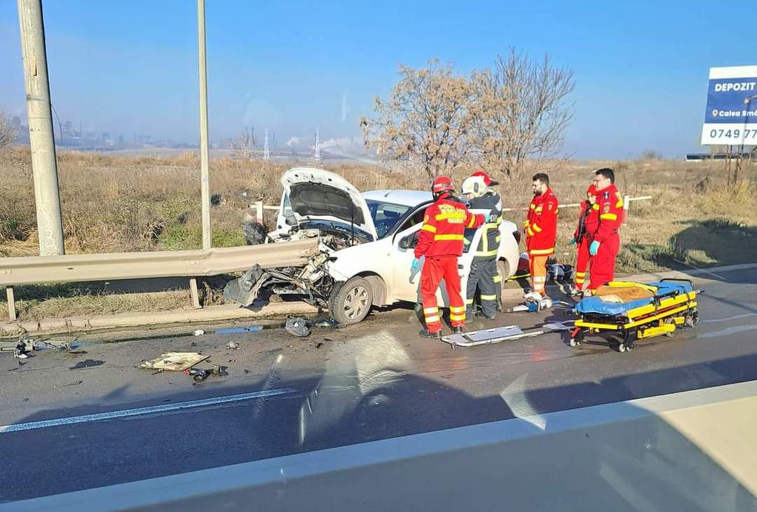 FOTO: Accident la ieşire din Galaţi. Un şofer a intrat cu maşina în parapet - UPDATE
