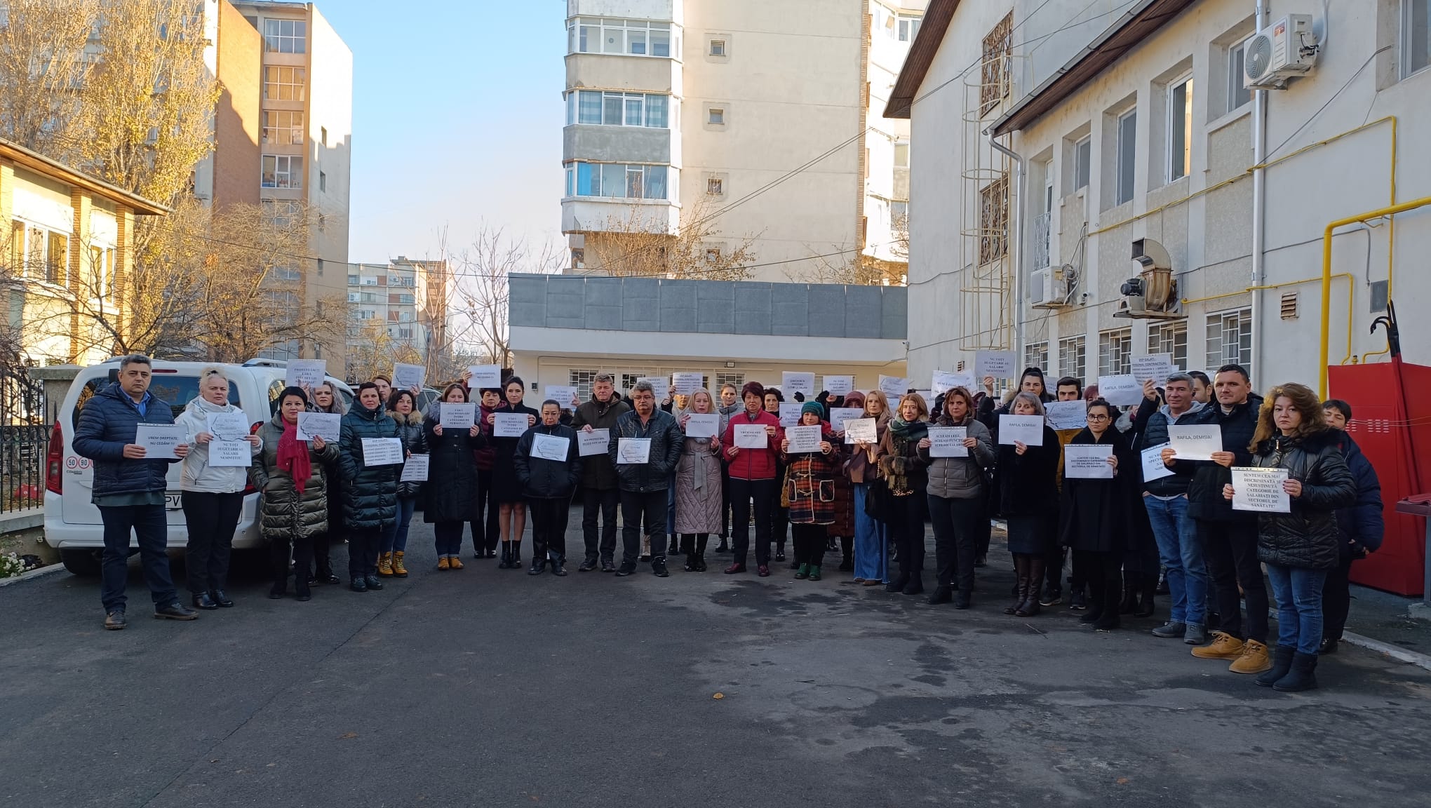 VIDEO: "Fără discriminare!". Continuă protestul la DSP Galaţi