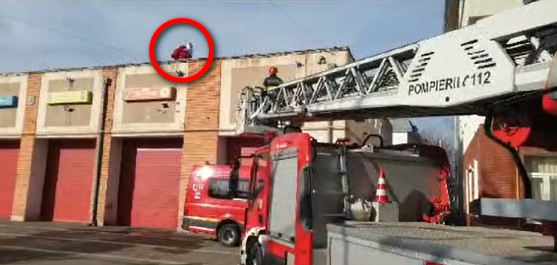 ALERTĂ! Moş Crăciun a rămas blocat pe acoperiş la Galaţi - FOTO/VIDEO