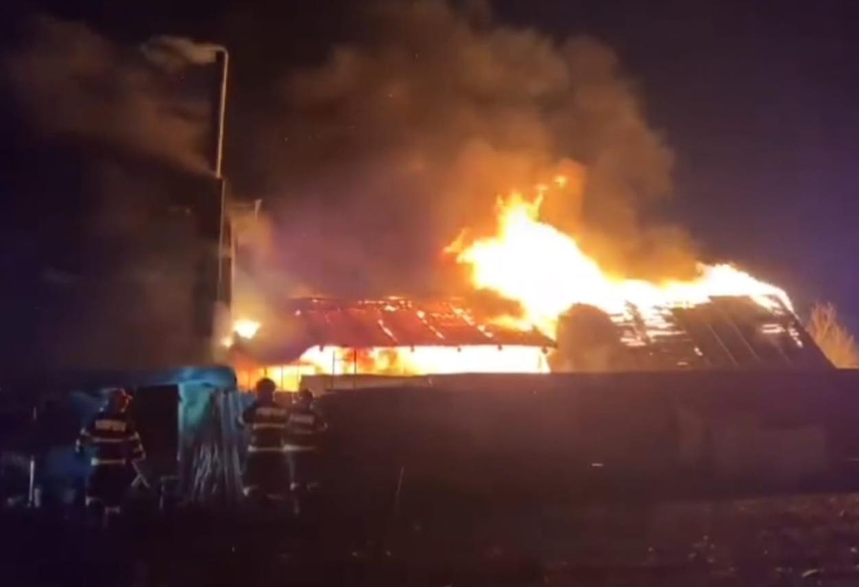 VIDEO: Incendiu la Matca, în prima seară de Crăciun
