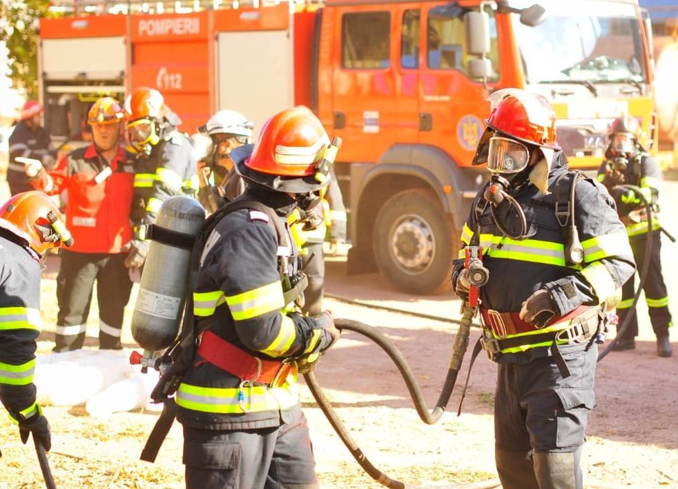 Incendiu la depozitele de pe str. Henry Coandă. Arde depozitul de covoare